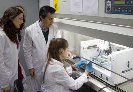 El equipo de Regemat trabajando con una de las bioimpresoras de órganos y tejidos de su catálogo. Concretamente con el modelo de la bioimpresora BIO V-1.