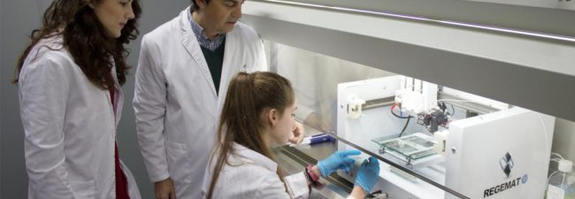 El equipo de Regemat trabajando con una de las bioimpresoras de órganos y tejidos de su catálogo. Concretamente con el modelo de la bioimpresora BIO V-1.