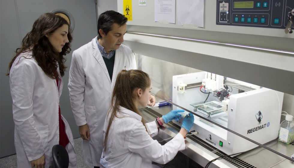 El equipo de Regemat trabajando con una de las impresoras de su catálogo. Concretamente con el modelo de la bioimpresora BIO V-1.